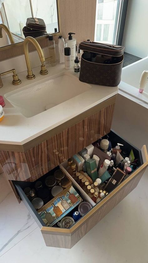 Aesthetic Vanities, Luxury Makeup Room, Bathtub Luxury, Luxurious Bathtubs, Room Organisation, Makeup Room, Dream Apartment, Luxury Makeup, Pretty House