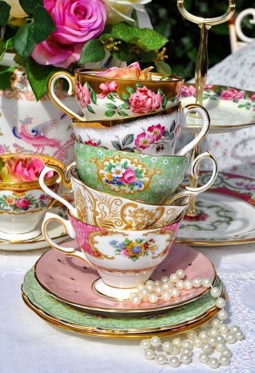 Vintage Tea Sets, Pretty Tea Cups, Sushi Set, Tea Cups And Saucers, Interior Vintage, China Tea Sets, Tea Plates, Vintage Teacups, Teapots And Cups