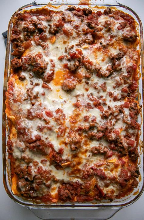 baked ravioli Hamburger Ravioli Recipe, Easy Baked Ravioli, Lasagna Bake, Fresh Ravioli, Baked Ravioli Recipe, Easy Ravioli, Ravioli Recipes, Farmhouse Recipes, Pasta Casseroles