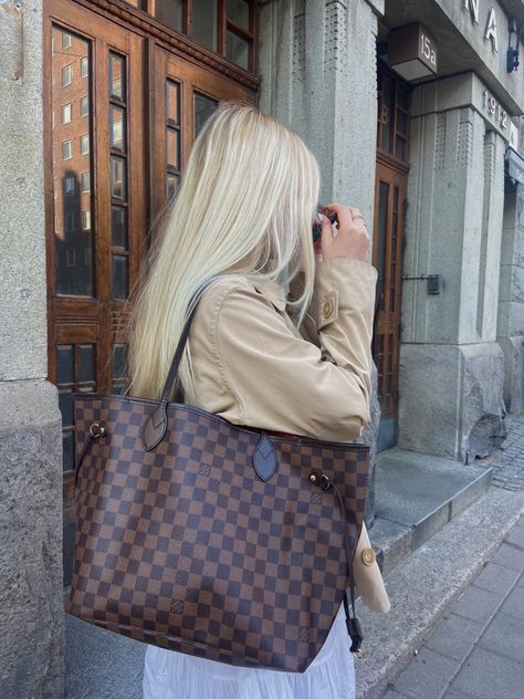 Lv Never Full Bag, Lv Bag Neverfull, Louis Vuitton Neverfull Aesthetic, Lv Neverfull Mm Outfit, Neverfull Mm Outfit, Never Full Bag, Designer Wishlist, Neverfull Louis Vuitton, Bag Wishlist