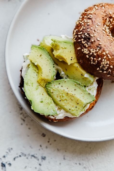 Everything Bagel Sandwich - homemade scallion and black pepper cream cheese, avocado, and peppery arugula on an everything bagel. This AMAZING breakfast sandwich comes together in minutes! Bagel Avocado, Avocado Bagel Recipes, Bagel Photography, Avocado Cream Cheese Bagel, Cream Cheese Bagel Aesthetic, Avocado Toast Everything But The Bagel, Ensalada Caprese, Bagel Breakfast Sandwich, Avocado Health Benefits