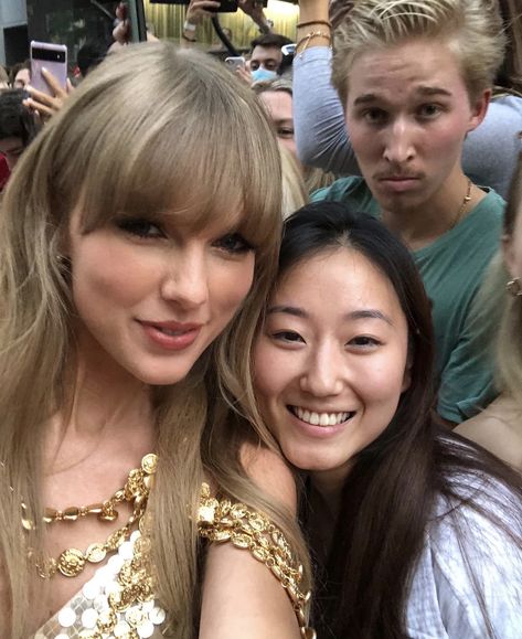 Taylor Swift Tiff, Celebrities With Fans, Fans Meeting Taylor Swift, Taylor Swift Meeting Fans, Meeting Taylor Swift, Taylor Swift Partying, Taylor Swift And Her Family, Taylor Swift With Her Friends, Taylor Swift With Fans