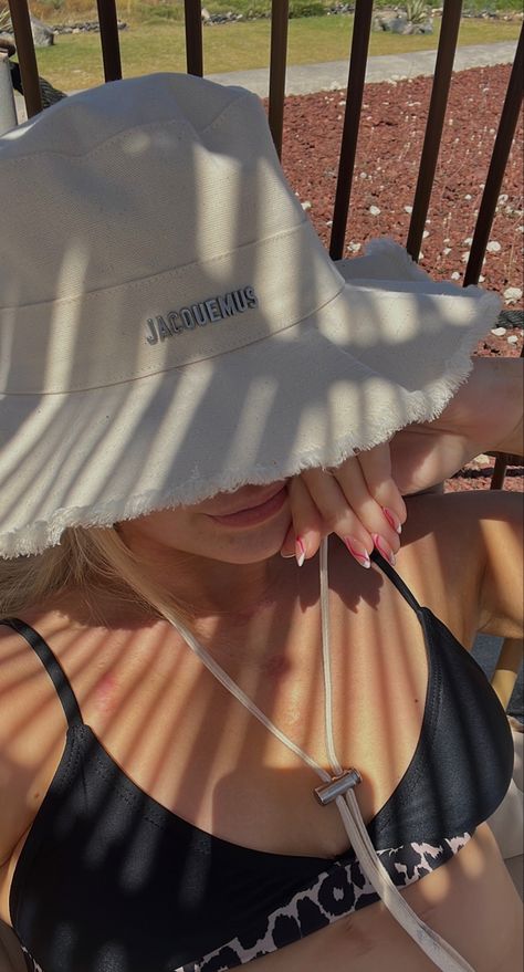 Jacquemus Hat Aesthetic, Jacquemus Hat Outfit, Aesthetic Holiday Pictures, Fisherman Hat Outfit, Hat Jacquemus, Jacquemus Bucket Hat, Jacquemus Aesthetic, Jacquemus Hat, Icon Outfits