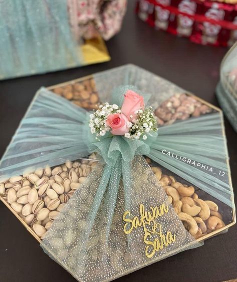 Wedding Gift Pack For Guests, Bridal Hamper Ideas, Dulhan Dress Packing Ideas, Bridal Clothes Packing Ideas, Wedding Card Packing Ideas, Dala Decoration Wedding, Baat Pakki Cards, Wedding Dala For Bride, Gift Packing Ideas Wedding For Bride