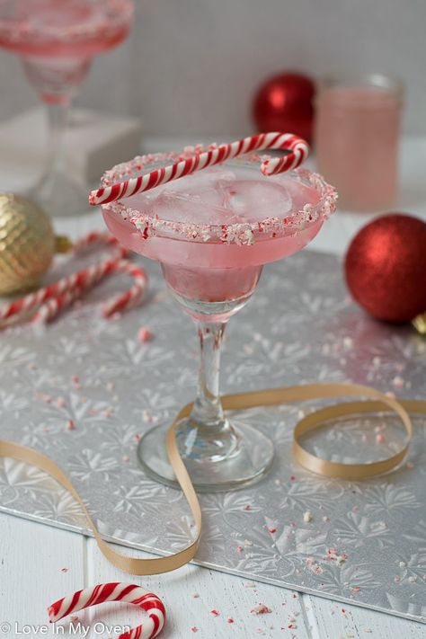 This refreshing peppermint vodka cocktail is made with only 2 ingredients, including a homemade candy cane vodka! It's perfect for the holidays! // peppermint martini // peppermint alcoholic drinks Peppermint Alcoholic Drinks, Drinks With Peppermint Vodka, Candy Cane Vodka, Candy Cane Cocktail, Peppermint Cocktail, Healthy Smash Cake, Peppermint Vodka, Peppermint Martini, Christmas Drinks Recipes