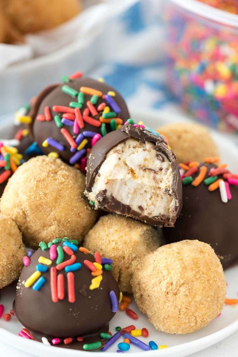 Truffle Recipe Easy, Cheesecake Truffles, Easy Truffles, Homemade Truffles, Dessert Truffles, Easy No Bake Cheesecake, Cookie Dough Truffles, Dessert Recipies, Bake Cake