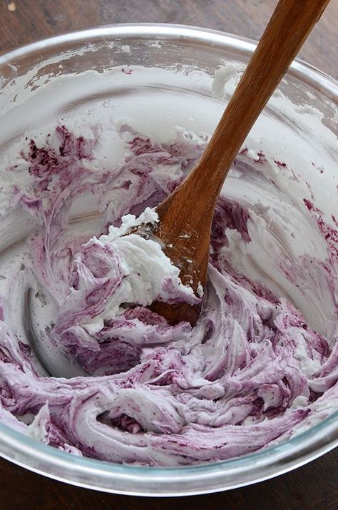 Natural food colorings (... surprising ideas: beets, cabbage, & more!) Natural Frosting Dye, Purple Icing, How To Make Purple, Blueberry Frosting, Artistic Food, Cake Receipe, Highball Cocktail, Purple Food Coloring, Blue Frosting