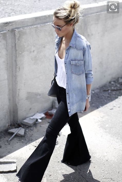 Black Flare Jeans outfit Long Jean Shirt Outfit, Black Bell Pants Outfit, Black Denim Shirt Outfit Women, Denim Shirt Street Style, Denim Shirt Outfit Women, Jean Shirt Outfits, Looks Camisa Jeans, Denim Shirt Outfit, Flare Jeans Outfit