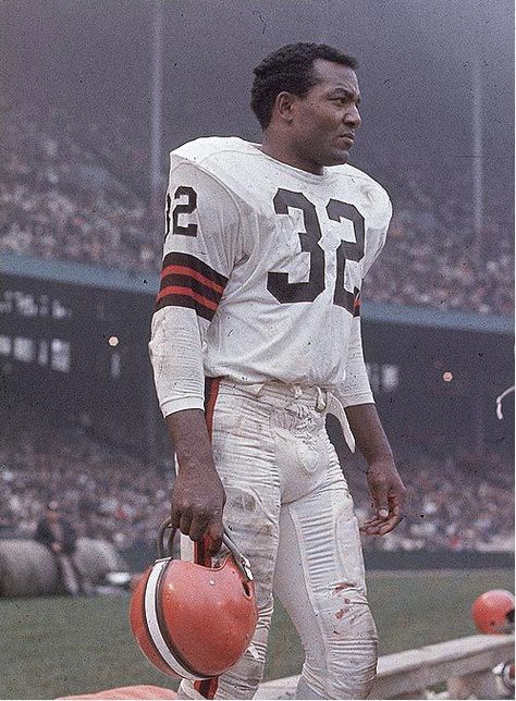 Jim Brown - he still stands as the greatest running back of all time. Played nine years with the Browns (1957-1965) and never missed a single game before retiring in 1966 to become an actor. American Football Quotes, Bob Brown, Rugby Uniform, Cleveland Browns Football, Jim Brown, Nfl Football Players, Browns Football, Football Photos, Sports Hero