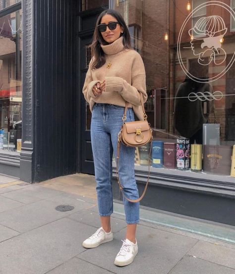 @streetstyleluxe on Instagram: “@vogue__daily” Casual Sunday Outfit Winter, Casual Sunday Outfit, Comfy Chic Outfits, Mom Jeans Outfit Winter, Pijamas Women, Sunday Outfit, Comfy Fall Outfits, Look Adidas, Mom Jeans Outfit