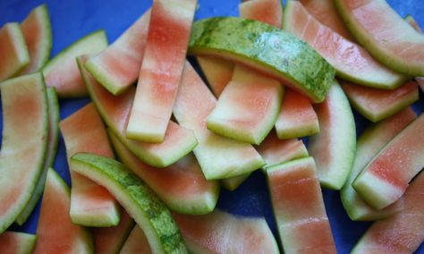 Pickled watermelon rind is an exceedingly thrifty item. Imagine food being so scarce that even a melon rind can’t be wasted. Imagine the South after the Civil War. Leave it to ingenious householders to make it delicious. An old Southern favorite, watermelon rind pickles are perfect for serving alongside a burger or added to chicken … Pickled Watermelon Rind, Watermelon Pickles, Dried Lemon Peel, Detox Your Liver, Dried Lemon, Watermelon Rind, Fruit Peel, Food Scraps, Peeling Potatoes