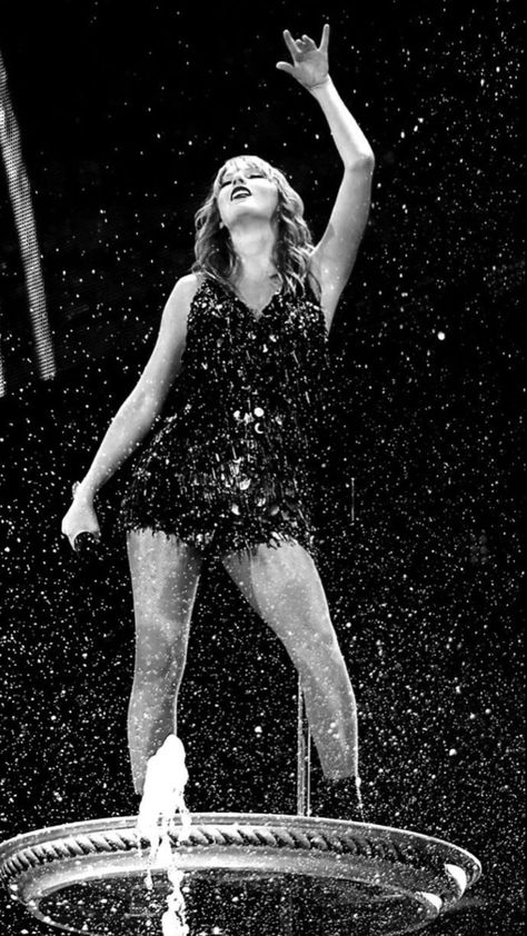 #reputation Taylor Swift Black And White Aesthetic, Taylor Swift Black And White, Matching Skirt And Top Set, Reputation Tour, Swift Tour, Estilo Taylor Swift, Skirt And Top Set, Taylor Swift Concert, Wallpaper Black