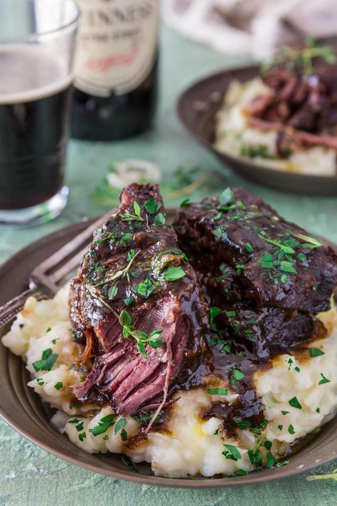 Beer Braised Short Ribs, Braised Short Ribs, Think Food, Beef Dishes, Short Ribs, Meat Recipes, Gravy, Fudge, Beef Recipes