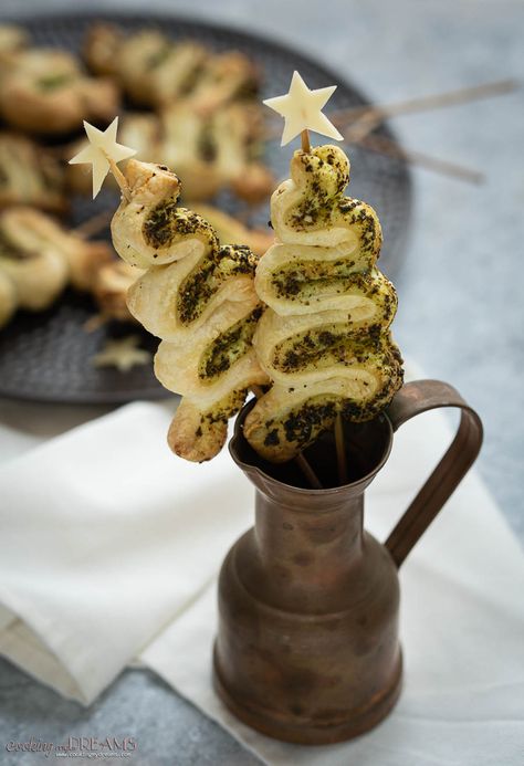 A cute a delicious Christmas appetizer shaped as Christmas Tree. They're crunchy and flavorful, with Basil Pesto and Parmigiano cheese. These Pesto Puff Pastry Christmas Trees will be perfect as Aperitivo for the Holidays, accompanied by a glass of white wine or Prosecco. Christmas Tree Pesto Breadsticks, Basil Pesto And Cheese Christmas Trees, Pesto Pull Apart Christmas Tree, Christmas Tree Puff Pastry Spinach, Basil Pesto Christmas Tree, Appetizers With Pesto Appetizer Ideas, Pesto Pastry Twists, Pesto Christmas Tree Puff Pastry, Pastry Puff Christmas Tree