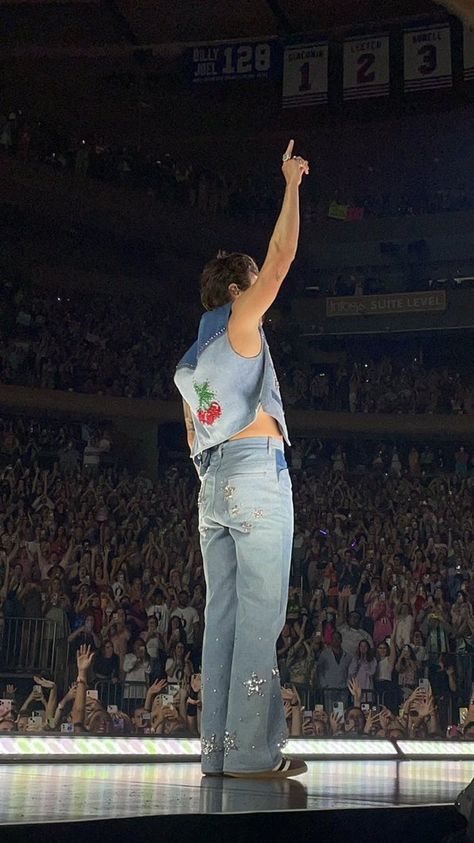 Harry Styles Jeans, Harry Styles Fits, Harry Styles Concert Outfits, Harry Styles Love On Tour Outfits, Hslot Outfit Ideas, Harry Styles Concert Outfit, Harry Outfits, Love On Tour Outfits, Outfits New York