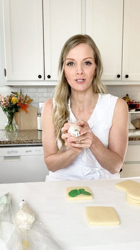 Emily Hutchinson on Instagram: “Follow this video to learn how to make my FAVORITE buttercream frosted flower cookie. Need something to master while you’re in quarantine?!…” Emily Hutchinson, Frosted Flower, Flower Cookie, Sugar Cookie Recipe, Flower Cookies, Irish Recipes, Buttercream Frosting, Cookie Recipe, Hutch