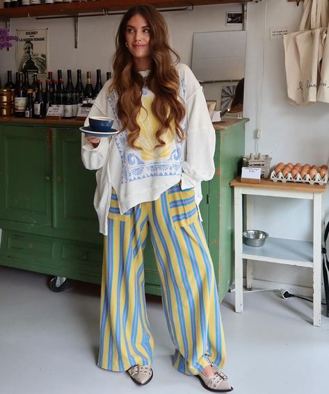 Diner Outfits, Stripe Pants Outfit, Colorful Summer Outfits, Chica Chola, Alledaagse Outfit, Estilo Hippie Chic, Free People Aesthetic, Latina Outfits, Stile Hijab