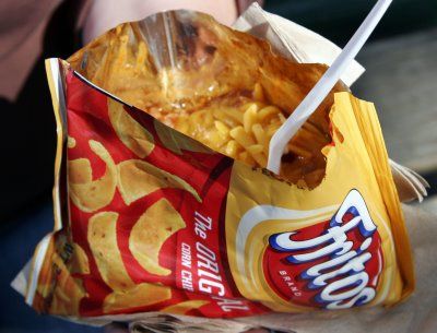 Texas Frito Pie/frito pastel de Texas.  Fritos corn chips (small bags for individual servings), Wolfe Brand Chili, chile con carne or chili non carne, longhorn, colby, mild or soya cheddar cheese, spanish onions. Concession Stand Ideas, Frito Pie Recipe, Frito Chili Pie, Chili Pie, Fritos Corn Chips, Texas High School, Frito Pie, High School Baseball, Stand Ideas