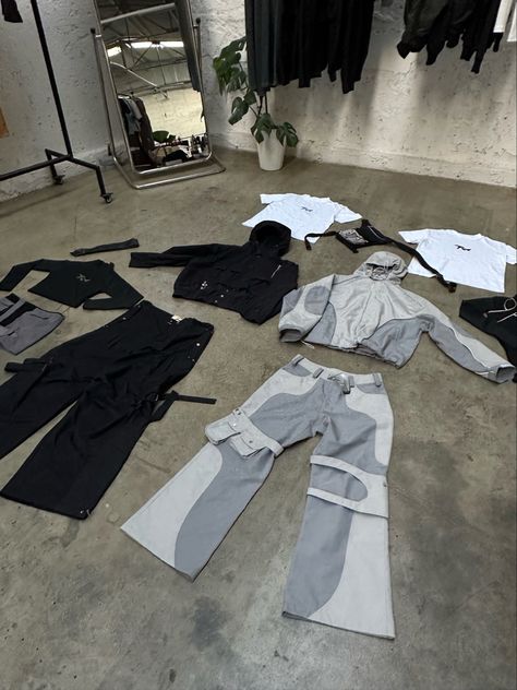 Art Fashion Clothes, Futuristic Streetwear, Man Wear, Apparel Design Inspiration, Ghost In The Machine, Concept Clothing, New Catalogue, Style Crush, Cargo Pant