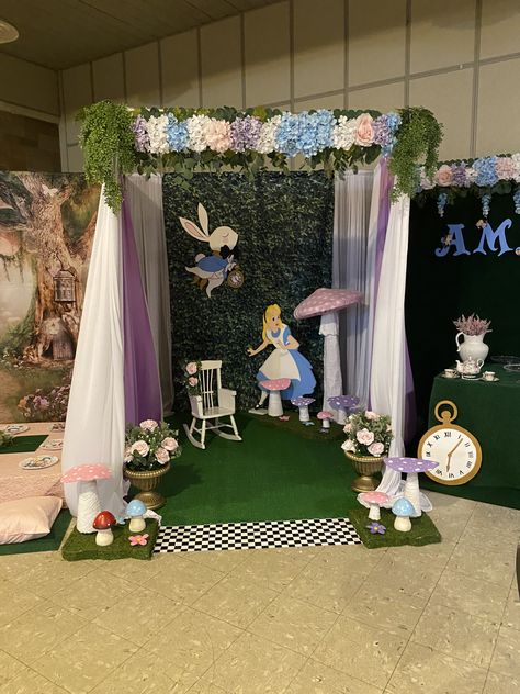 Alice In Wonderland Booth Ideas, Alice In Wonderland Backdrop, Alice In Wonderland Photoshoot, Halloween Alice In Wonderland, Wonderland Party Decorations, Girly Birthday Party, Alice In Wonderland Tea Party Birthday, Dance Themes, Mad Hatter Party