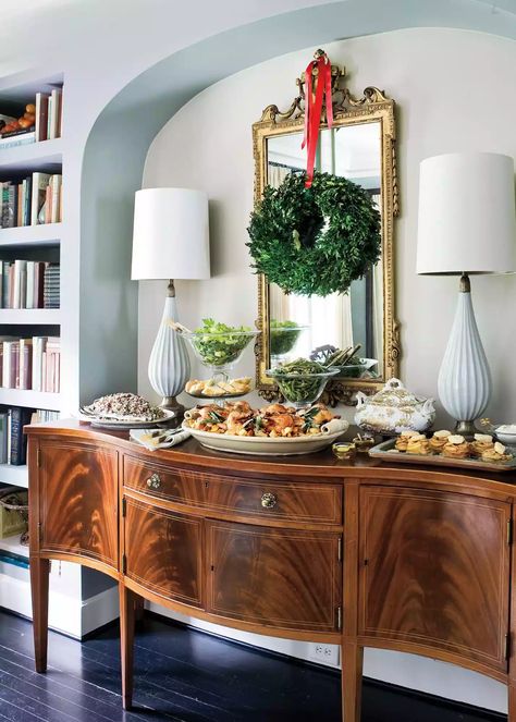 Spaces You Shouldn't Skip Out On When it Comes To Decorating For The Holidays Wreath Over Mirror, Wreath On Mirror, Christmas Wreaths For Windows, Muebles Shabby Chic, Diy Girlande, Christmas Buffet, Christmas Decorating Ideas, Have Inspiration, Suspension Design