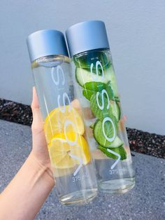 Agua Voss, Lemon Water Detox Recipe, Lemon Water Bottle, Strawberry Detox Water, Voss Water, Cucumber Lemon Water, Clear Water Bottle, Detox Kur, Mint Water