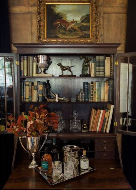 Gentleman Office, Dark Academia Interior, Dark Academia Look, Dark Academia Room, Academia Room, Green Wall Color, Country Gentleman, Antique Booth, Dark Academia Decor