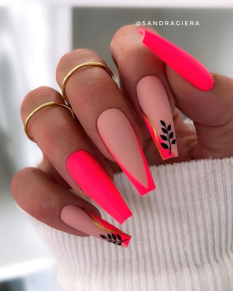 35 Classic Nails to Inspire You Nude And Hot Pink Nails, Spring Long Nails, Neon Pink Nails, Nagellack Trends, Sassy Nails, Long Nail Designs, Classic Nails, Ballerina Nails, Neon Nails