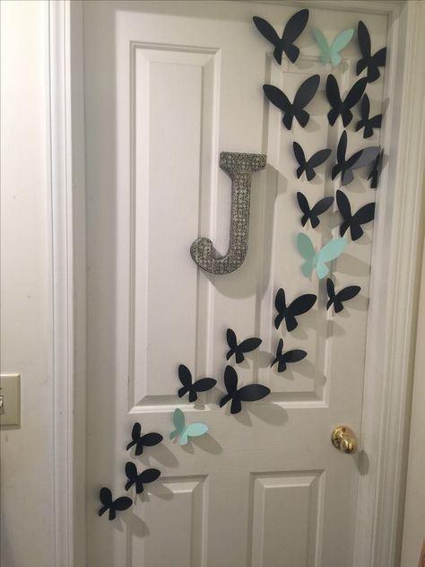 Butterfly Home Decor Ideas, Room Door Decorations Bedrooms, Diy Room Door Decor Ideas, How To Decorate Door, Bedroom Door Hanging Decorations, Bedroom Door Decoration Ideas, Cute Door Decorations For Bedroom, Butterfly Door Decorations, Room Door Decor Ideas