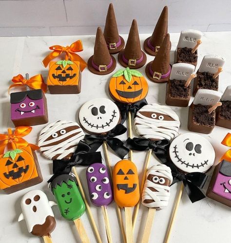 Festa Halloween Infantil 2022 - Entre na Festa® | Blog de Festa com Dicas, Ideias e Inspirações Halloween Infantil, Crazy Dresses, Oreo Pops, Halloween Chocolate, Halloween Jack, Halloween Parties, Disney Halloween, Jack Skellington, Cake Pops