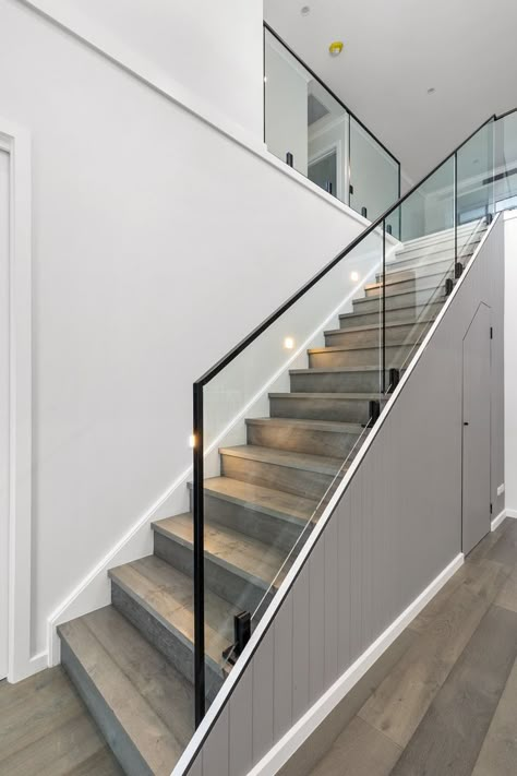 Stairs Glass Balustrade, Stair Void Design, Clear Railing Stairs, Glass Balustrades Stairs, Glass Panel Staircase, Modern Balustrade Design, Clear Banister, Glass Bannister Ideas, Stairs Balustrade