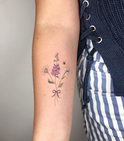 fatih odabas on Instagram: “Flowers🌼🌿🐝 . . . . . . . #flower #flowers #tattoo #bee #beetattoo #vsco #vscocam #floralfloraltattoo #botanical #daisy #daisytattoo…” Daisy And Bee Tattoo, Chamomile Tattoo, Watercolor Daisy Tattoo, Tattoo Bee, Tattoo Fine Line, Watercolor Daisy, Bone Tattoo, Daisy Tattoo, Instagram Flowers