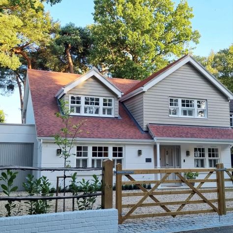 How gorgeous is this 1950's New-England style house renovation by @our_surrey_project ?! The most contemporary of our range, the Heritage Rose #SashWindows work perfectly to add some extra charm to the property! 1950s House Renovation, 1960s House Renovation, New England Style Home, England Style Home, Upvc Sash Windows, Dormer House, New England Style Homes, New England House, Rendered Houses