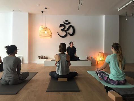 Yoga Class Interior Design, Yoga Center Design, Centro Yoga, Yoga Expert, Ideas Decoracion Salon, Yoga Room Design, Buddha Wall Decor, Yoga Garden, Body Flexibility