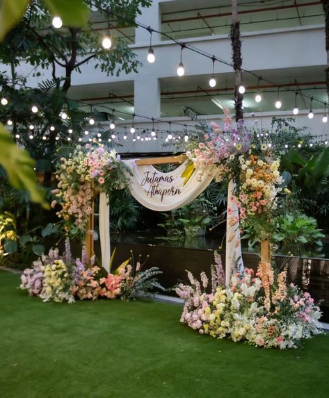 Outdoor Wedding Photobooth Ideas, Wedding Selfie Booth, Selfie Point Decoration Wedding, Simple Wedding Backdrop, Stage Flowers, Fairy Wedding Theme, Outdoor Wedding Entrance, Outdoor Photobooth, Selfie Point