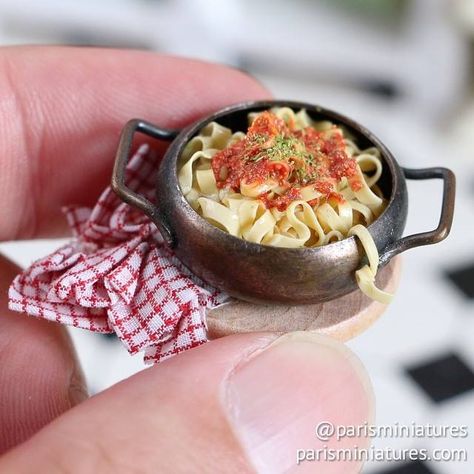 Emmaflam & Miniman - Paris Miniatures...37 qw                              … Miniture Food, Accessoires Barbie, Miniature Stuff, Miniature Foods, Barbie Food, ดินปั้น Polymer Clay, Bolognese Sauce, Tanah Liat, Doll Food