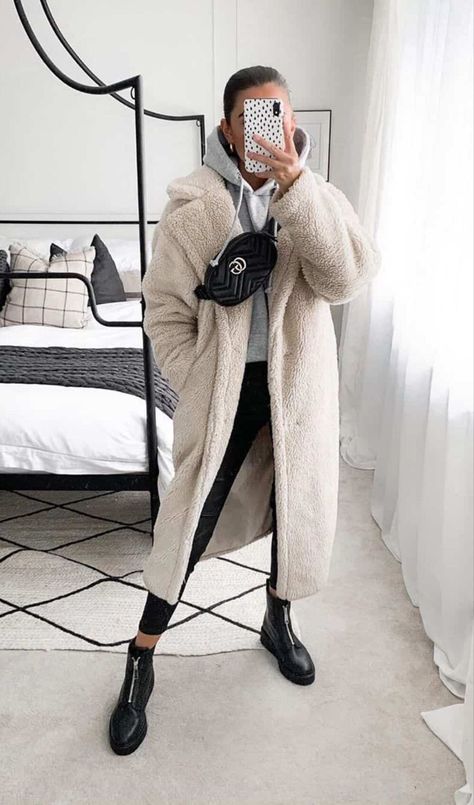 Mantel Outfit, Cream Coat, Coat Outfit, White Coat, Coat Outfits, Casual Winter Outfits, Mode Inspiration, Looks Vintage, Winter Fashion Outfits