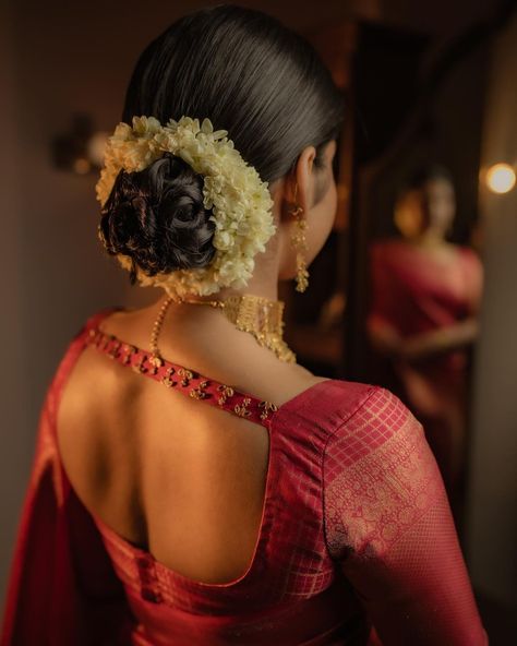 Muhurtham Hairstyle Bridesmaid, Bengali Hairstyle With Saree, Tamil Bridesmaid Hairstyle, Hindu Bride Hairstyle, Bengali Hairstyle, Painting Poses, Bridal Choli, South Indian Wedding Hairstyles, Cultural Wear