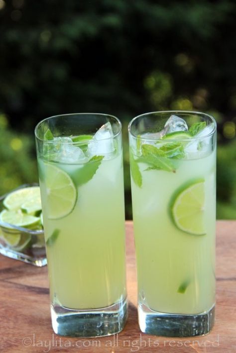 Vodka limeade recipe Ginger Mojito, Cocktail Vodka, Limeade Recipe, Pitcher Cocktails, Resep Salad, Mint Lemonade, Refreshing Summer Cocktails, Banana Milkshake, Vodka Cocktails