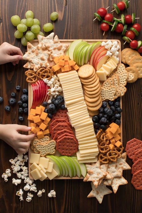 Kid Friendly Cheese Board Kids Cheese Board, Cheese Board Ideas Simple, Vegetarian Charcuterie Board, Cheese Board Ideas, Cheeseboard Recipe, Cream Cheese Breakfast, January Recipes, Creamy Spinach Dip, Vegetarian Platter