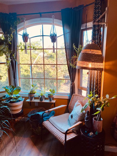 Add Bay Window, Bay Window Aesthetic Bedroom, Weird Bedroom Layout, Boho Bay Window, Living Rooms With Bay Windows, Curtains Living Room 2023, Bay Window Bedroom Layout, Bay Window Styling, Bay Window Aesthetic