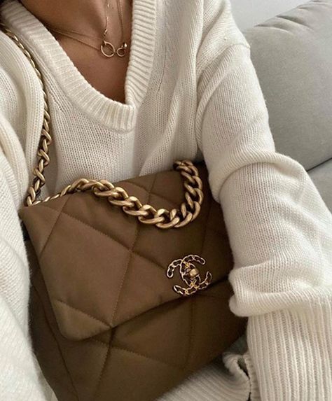 The Best Colors That Go With Brown for an Ultra-Chic Look Estilo Madison Beer, Mademoiselle Chanel, Chanel 19, Beige Aesthetic, Pretty Bags, Mode Inspo, Foto Inspiration, Chanel Bags, 가을 패션