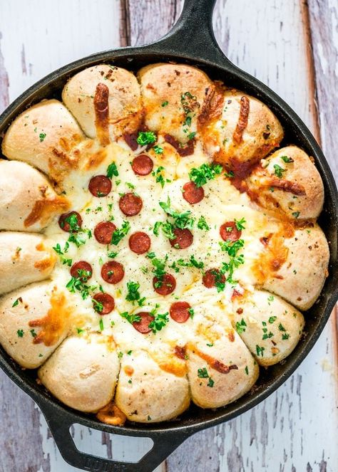 This Skillet Pizza Dip is extra cheesy, creamy and the perfect appetizer or snack. Perfect for those times when you're craving pizza but want something a bit different. www.jocooks.com #pizza Skillet Pizza Dip, Appetizers Super Bowl, Super Bowl Party Snacks, Super Bowl Appetizers, Salsa Tomatillo, Healthy Superbowl, Skillet Pizza, Healthy Superbowl Snacks, Pizza Dip