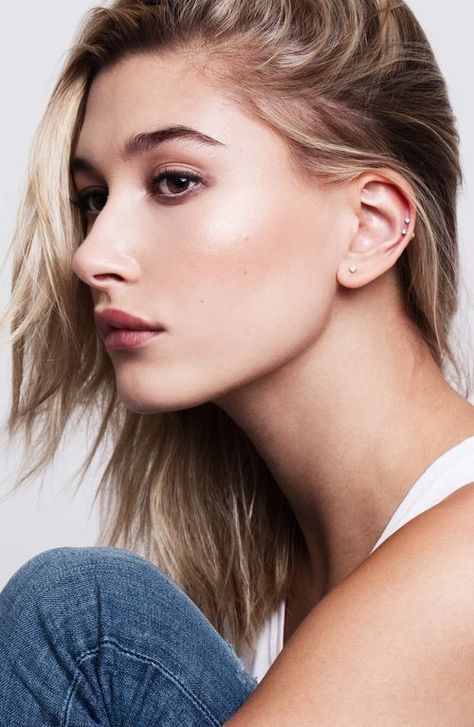 Haley Baldwin, Hailey Baldwin Style, Travel Hairstyles, Treat People, Ear Candy, Dark Eyes, Hailey Baldwin, Ear Piercing, Light Skin