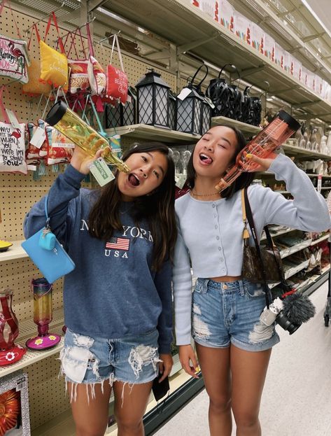 Nicole Laeno And Maddy, Nicole Leano, Skater Fashion, Nicole Fashion, Nicole Laeno, Vlog Squad, Best Friend Poses, Bff Photoshoot Poses, Bff Photoshoot