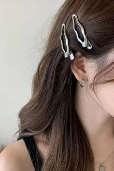 Hairstyle With Silver Clips, Side Pinned Hair, Hair Pins Hairstyles, Pinned Hair, Hair With Pins, Silver Hair Clips, Aespa Concert, Hair Accessories Silver, Hair Clip Hairstyles