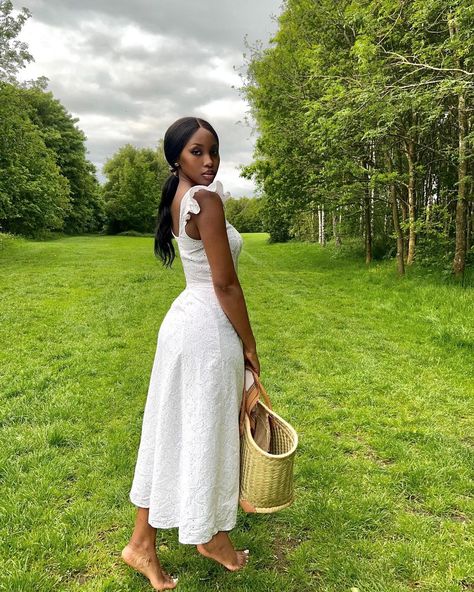 White Feminine Dress, White Fitted Dress Outfit, All White Picnic Outfit, Spring Dresses Black Women, Summer Outfits Outdoors, Summer Dresses For Black Women, Sun Dresses Aesthetic, Picnic Dress Ideas, White Picnic Dress