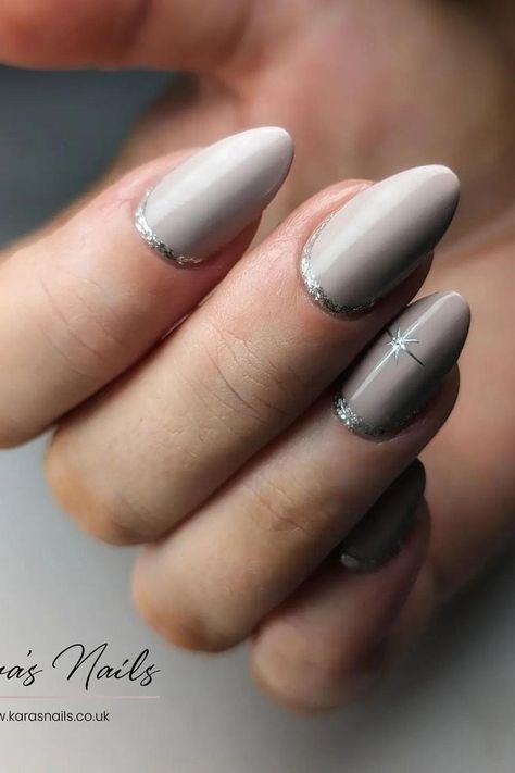 25 Sparkly Silver Glitter Nails Ideas for a Dazzling Mani Pink Oval Nails, Glitter Gradient Nails, Scar Cover Up, Elegant Manicure, Silver Glitter Nails, Squoval Nails, Glitter Overlays, Nail Shimmer, Snowflake Nails