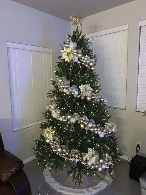 Navidad Simple Christmas Decorations Living Room, Gold Xmas Tree, Rustic Christmas Tree Decorations, Christmas Tree Ideas Simple, Boho Chic Christmas, Chic Christmas Tree, Gold And White Christmas Tree, Chic Christmas Decor, Christmas Tree Wallpaper