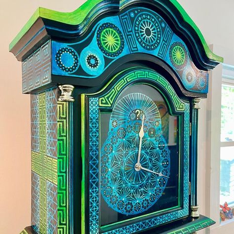 Artist Transforms Thrifted Grandfather Clock by Fully Painting It Into a Cosmic Creation Diy Grandfather Clock, Grandfather Clock Makeover, Clock Makeover, Unique Terrarium, Posca Pens, Painted Furniture Colors, Color Changing Lights, Grandfather Clock, Makeover Ideas